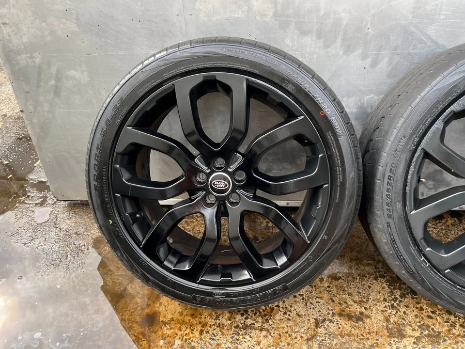 Land Rover Range Rover 20" Alloy Wheels with Good Tyres