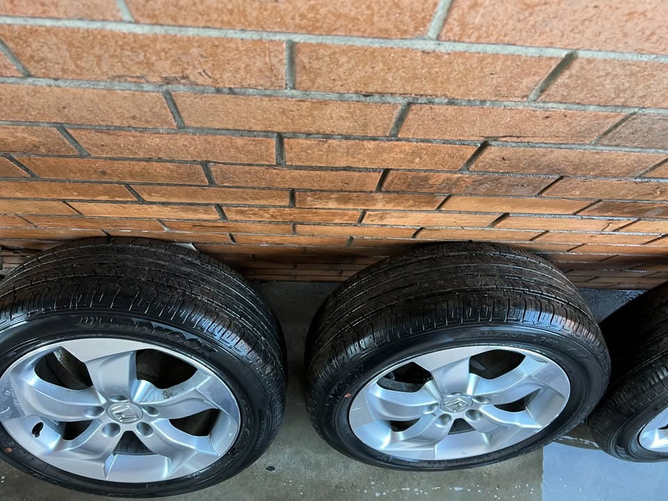 Honda HRV 17" Alloy Wheels with Near New Tyres