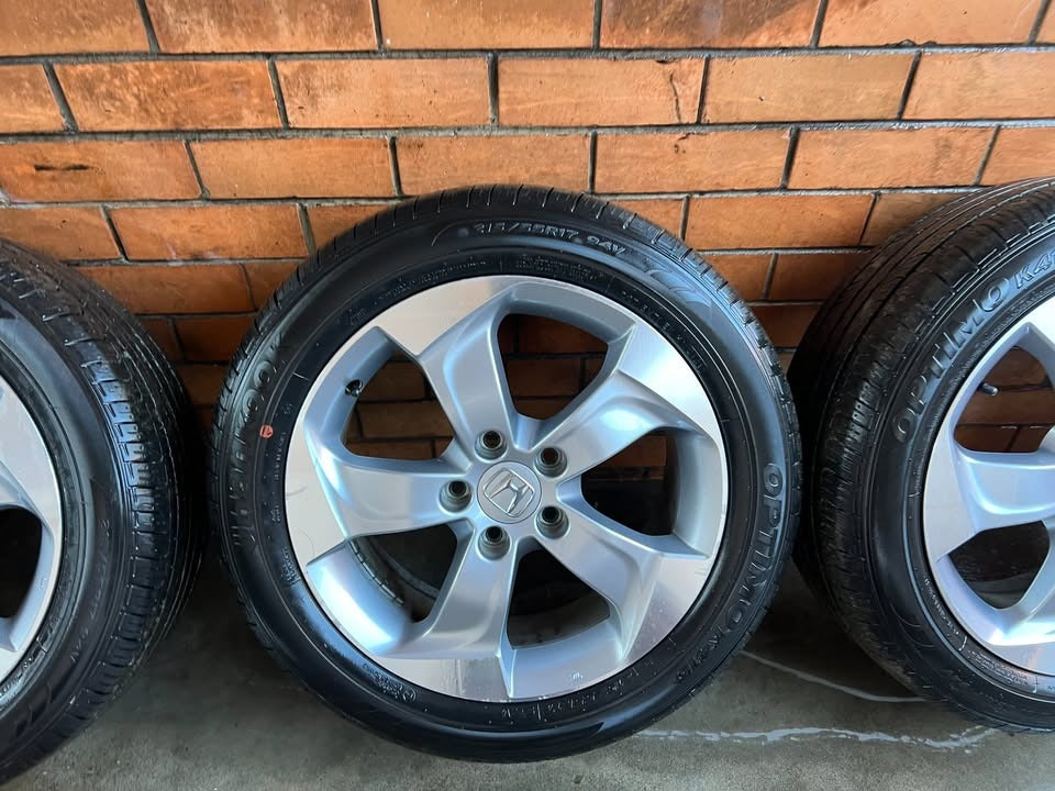 Honda HRV 17" Alloy Wheels with Near New Tyres