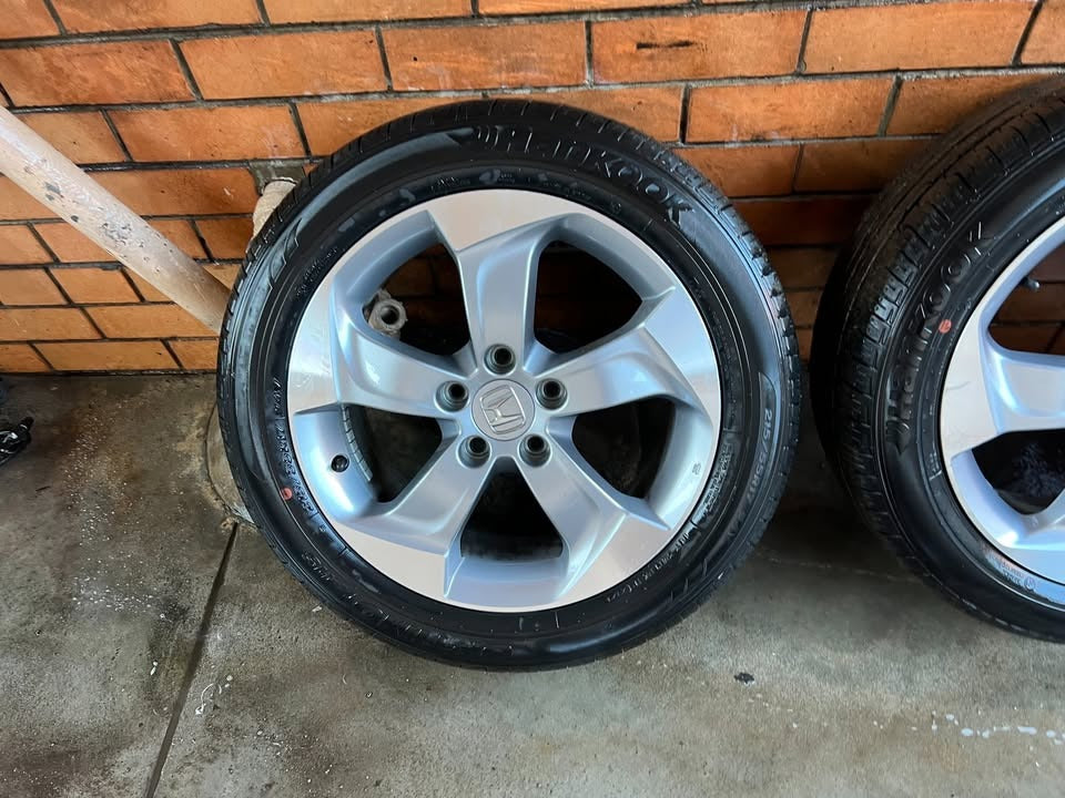 Honda HRV 17" Alloy Wheels with Near New Tyres