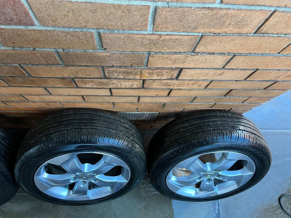Honda HRV 17" Alloy Wheels with Near New Tyres