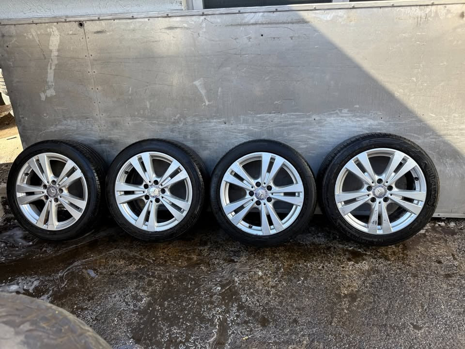 Mercedes 17” Alloy Wheels with Excellent Tyres