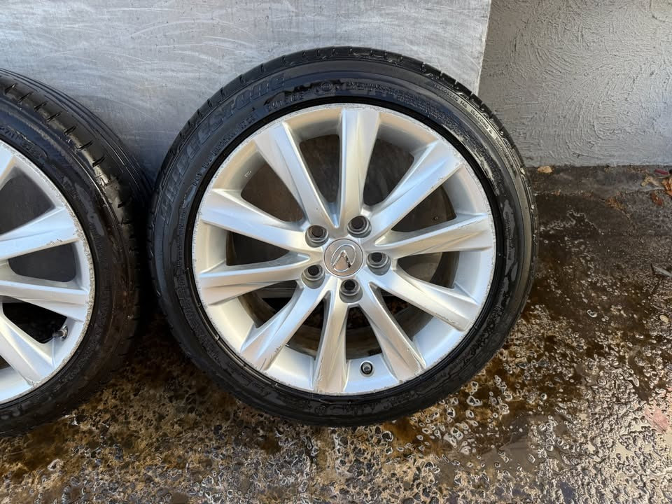 Lexus 17” Alloy Wheels with Excellent Tyres