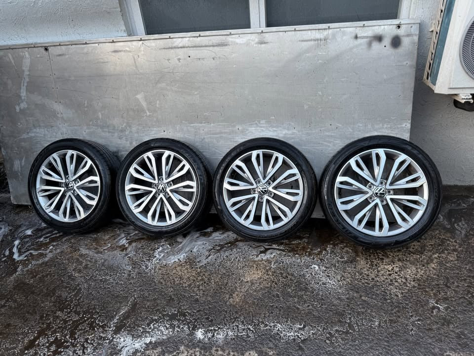 Volkswagen T-Roc 18” Alloy Wheels with Excellent Tyres