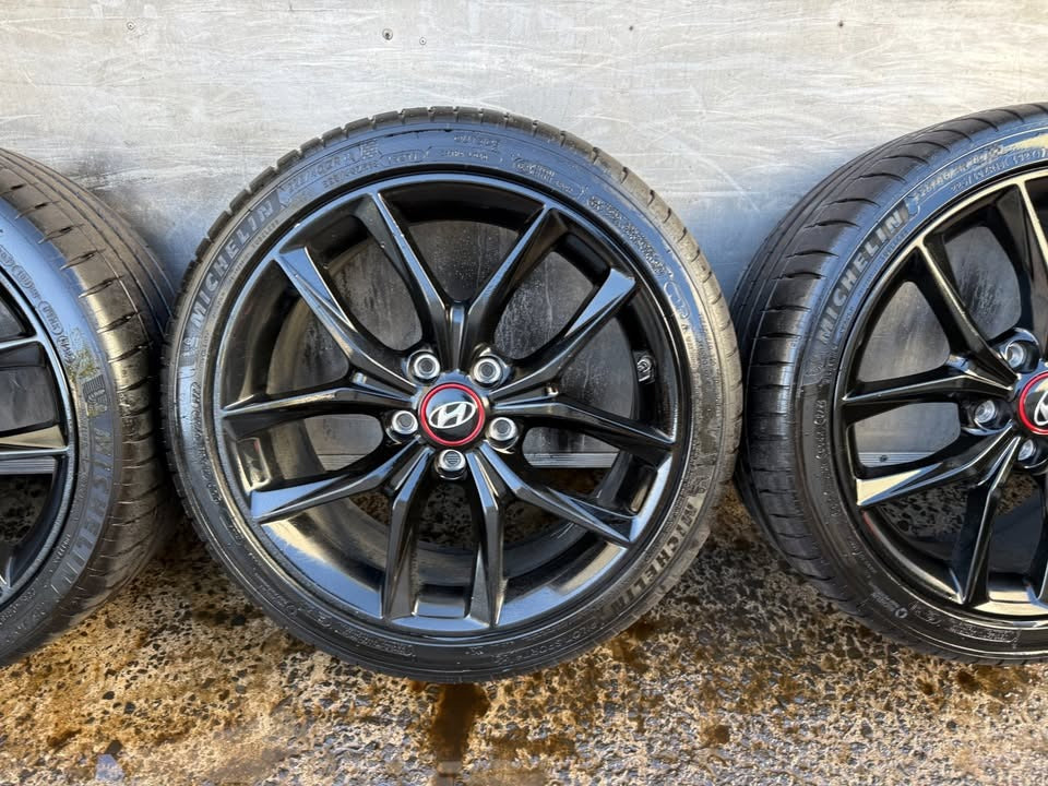 Hyundai Veloster 18” Black Alloy Wheels with Michellin Tyres