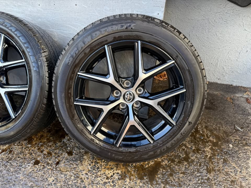 Toyota RAV4 18” Alloy Wheels with Excellent Tyres