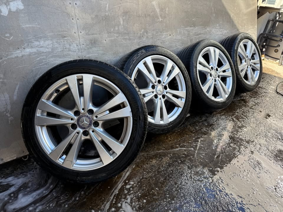 Mercedes 17” Alloy Wheels with Excellent Tyres