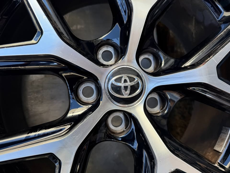 Toyota RAV4 18” Alloy Wheels with Excellent Tyres