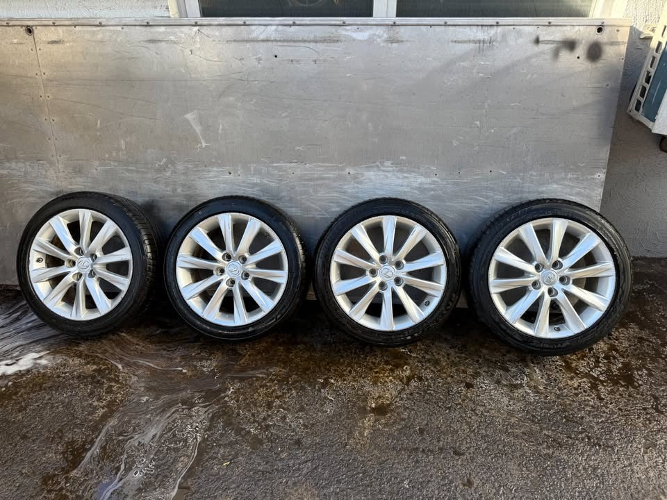 Lexus 17” Alloy Wheels with Excellent Tyres