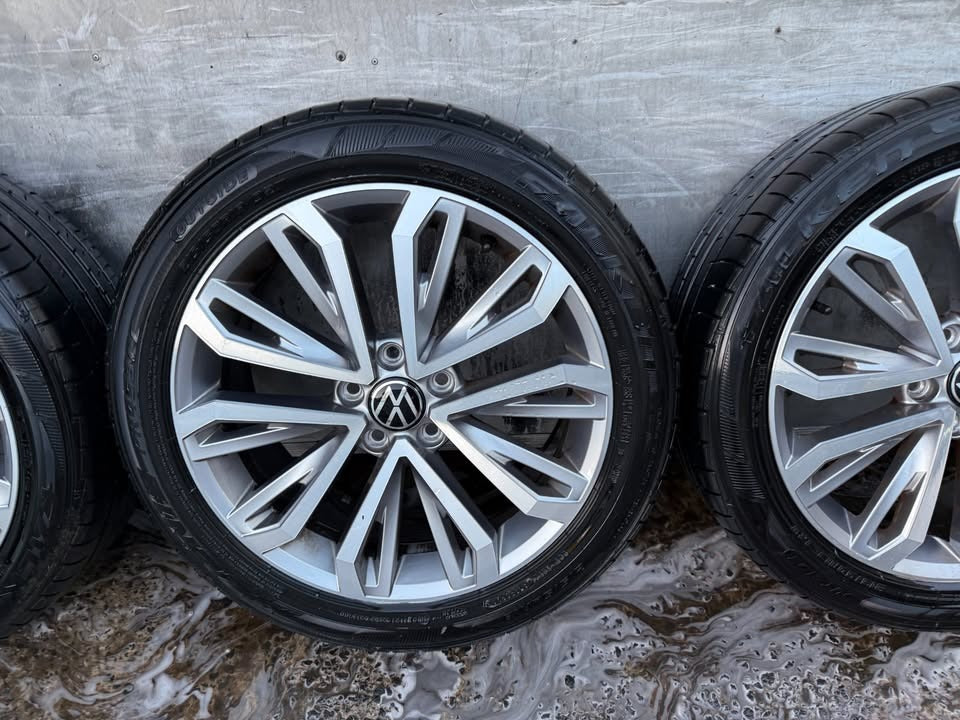 Volkswagen T-Roc 18” Alloy Wheels with Excellent Tyres
