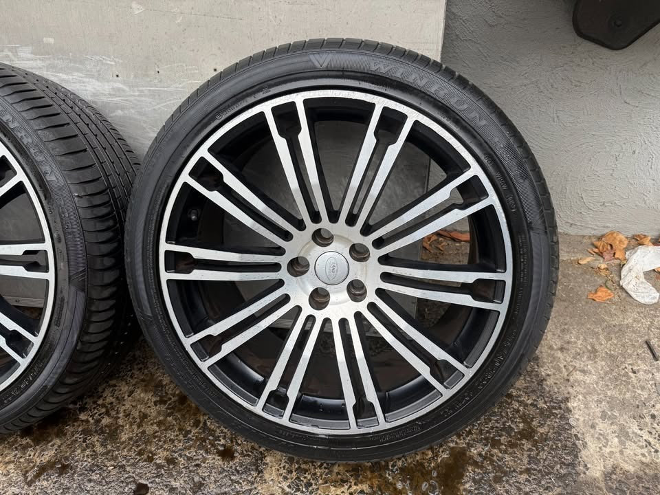 Land Rover Range Rover 22” Alloy Wheels with Excellent Tyres