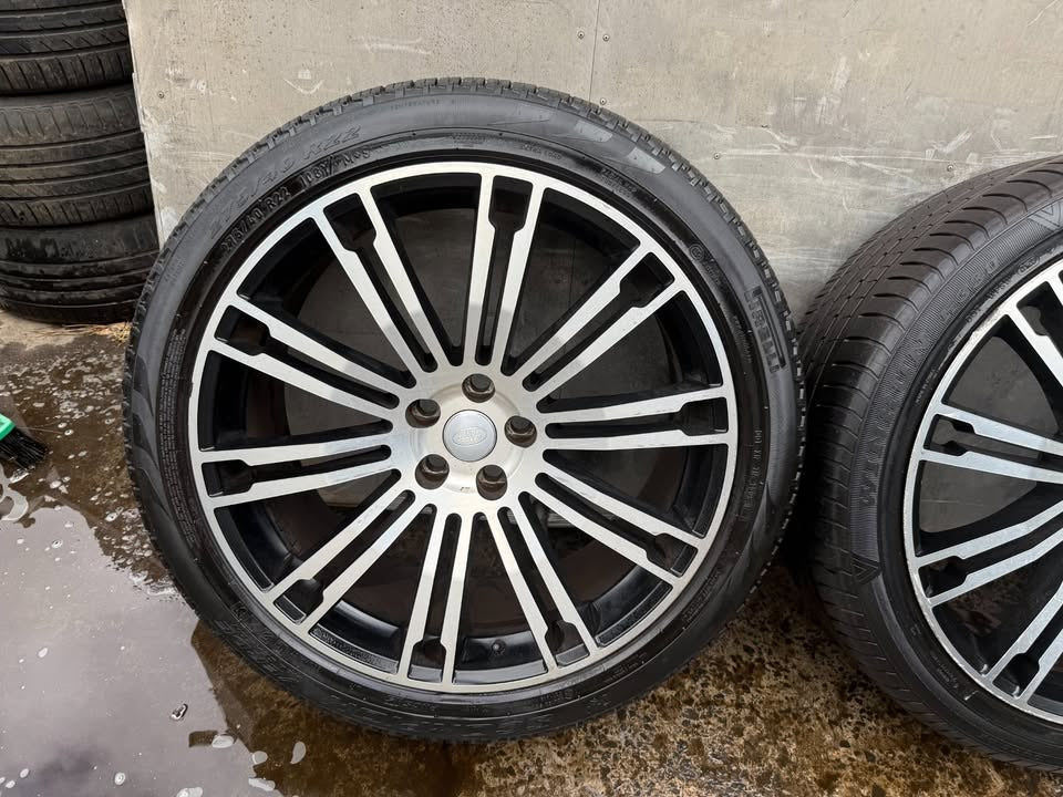 Land Rover Range Rover 22” Alloy Wheels with Excellent Tyres