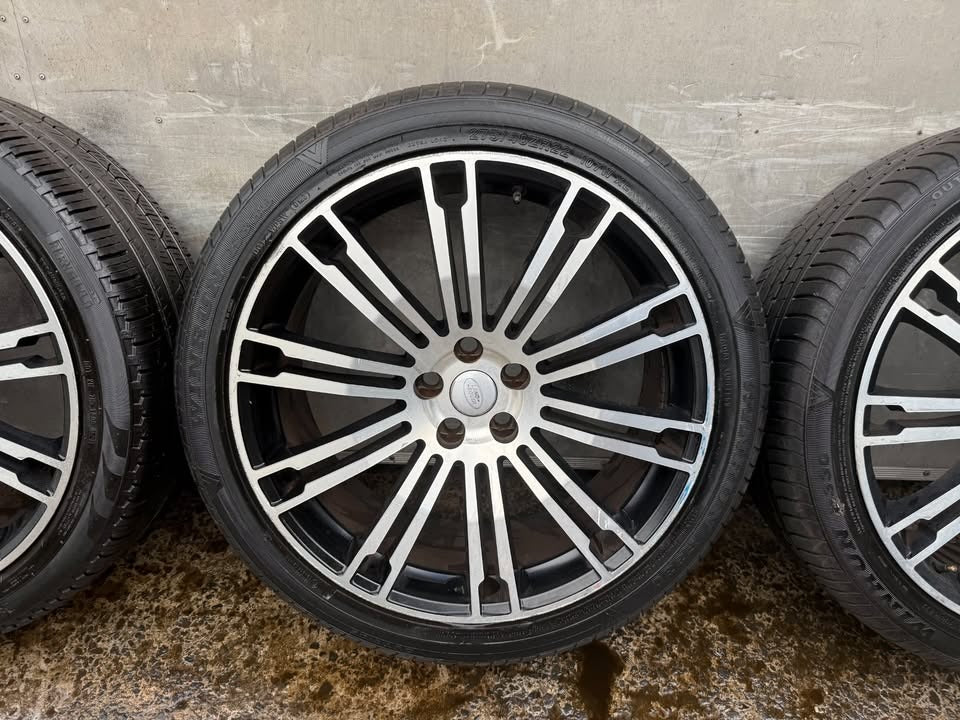 Land Rover Range Rover 22” Alloy Wheels with Excellent Tyres