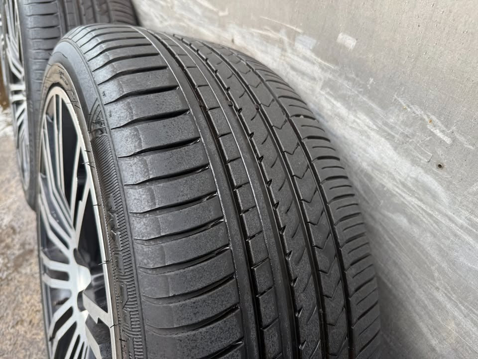 Land Rover Range Rover 22” Alloy Wheels with Excellent Tyres