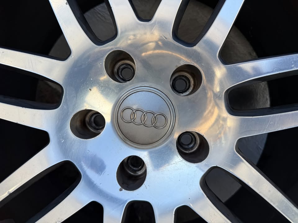 Audi Q7 21" Alloy Wheels with Tyres
