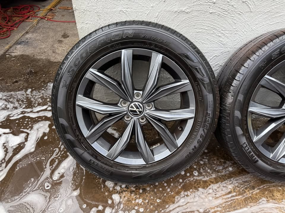 Volkswagen Tiguan 19" Alloy Wheels with Pirelli Tyres