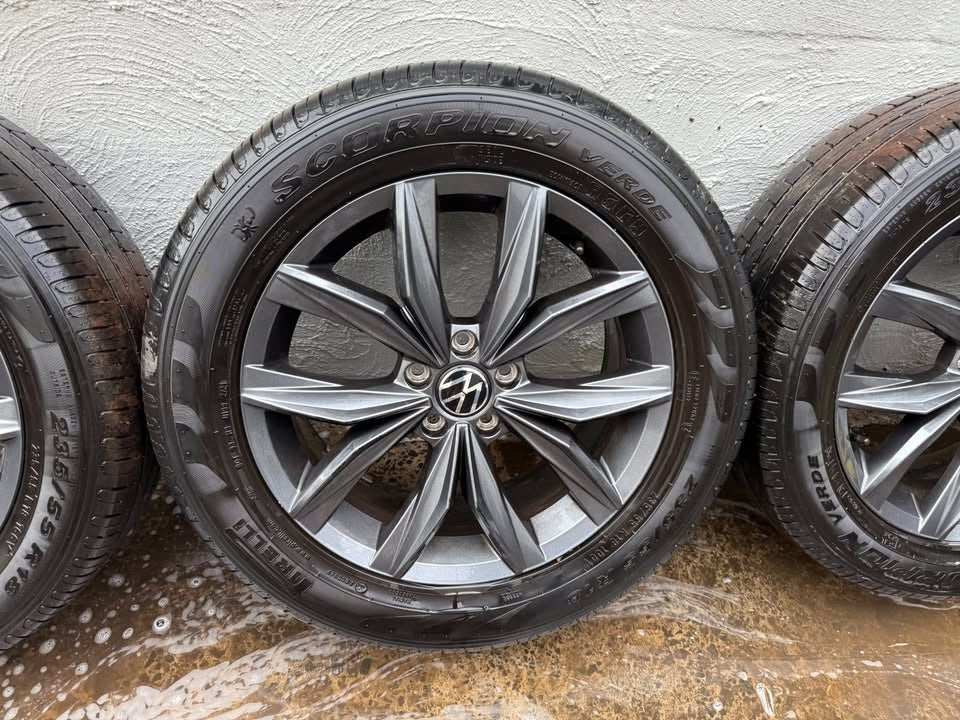 Volkswagen Tiguan 19" Alloy Wheels with Pirelli Tyres