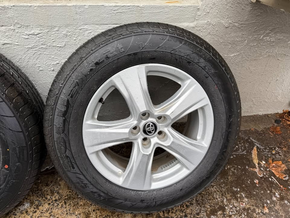 Toyota RAV4 18" Alloy Wheels with Like New Tyres
