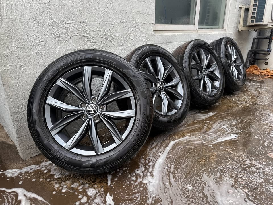 Volkswagen Tiguan 19" Alloy Wheels with Pirelli Tyres