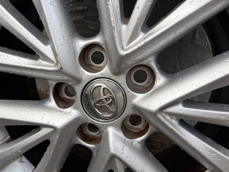 Toyota Aurion 17" Alloy Wheel with Tyre