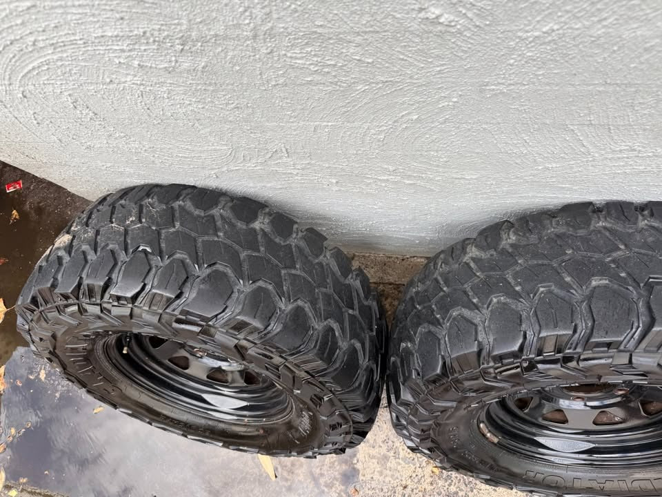 X Comp 33” M/T Tyres on Black 6 Stud Rims