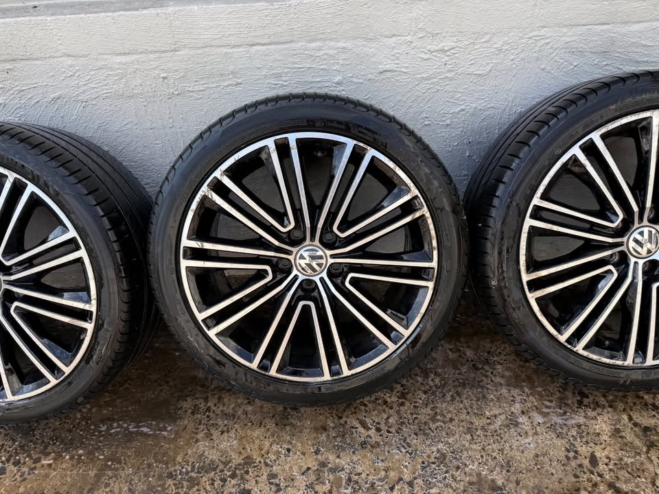 Volkswagen Passat 18" Alloy Wheels with Pirelli Tyres