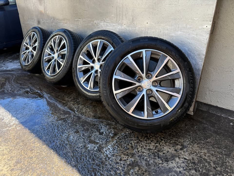 Peugeot 308 16” Alloy Wheels with Excellent Michellin Tyres