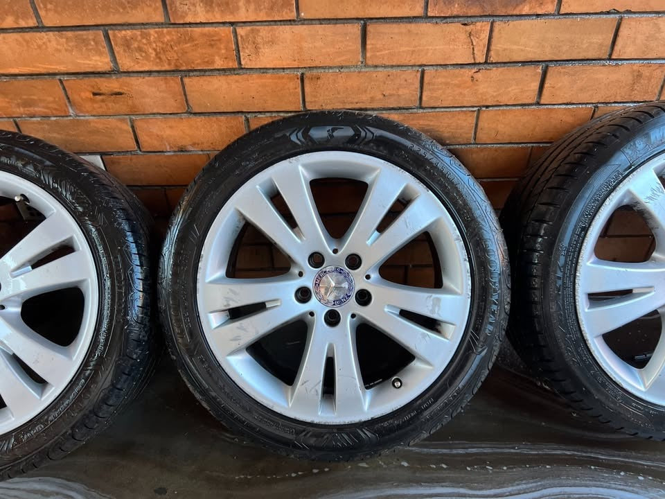 Mercedes Benz W204 C-Class 17" Alloy Wheels with Excellent Tyres