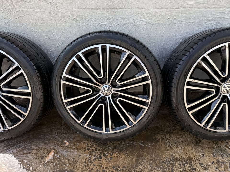 Volkswagen Passat 18" Alloy Wheels with Pirelli Tyres