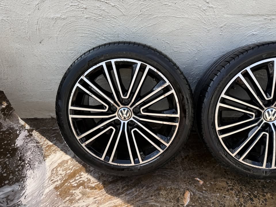 Volkswagen Passat 18" Alloy Wheels with Pirelli Tyres