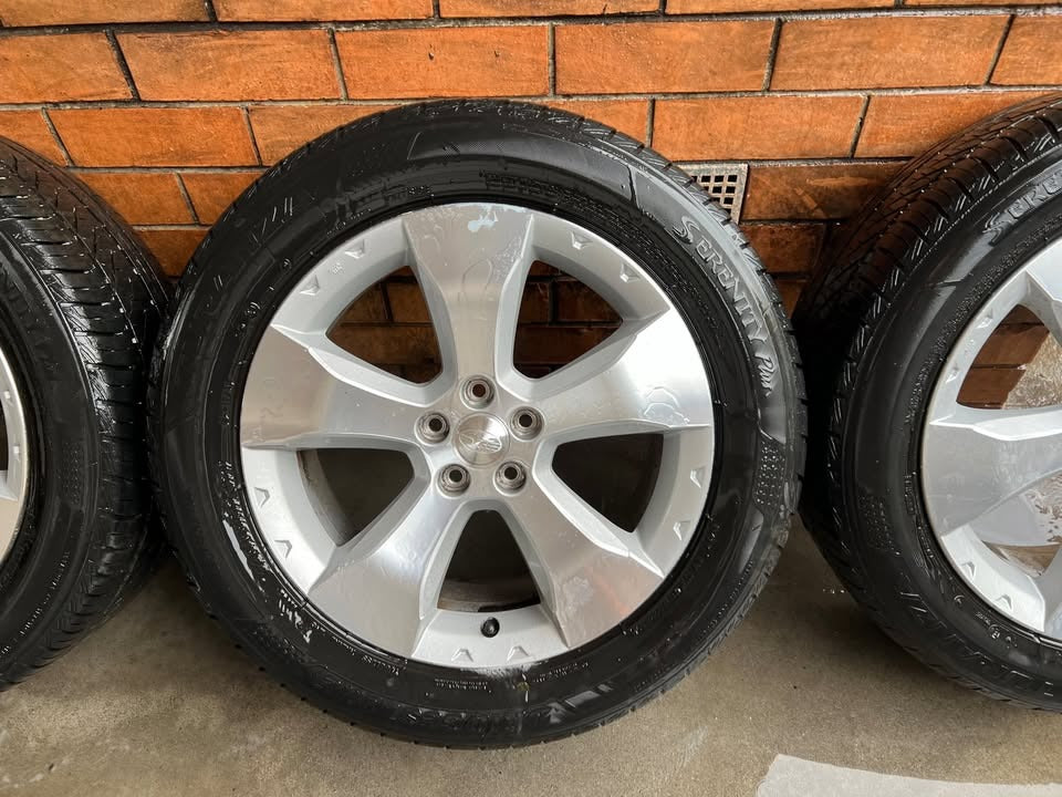 Subaru Forester 17” Alloy Wheels with Excellent Tyres