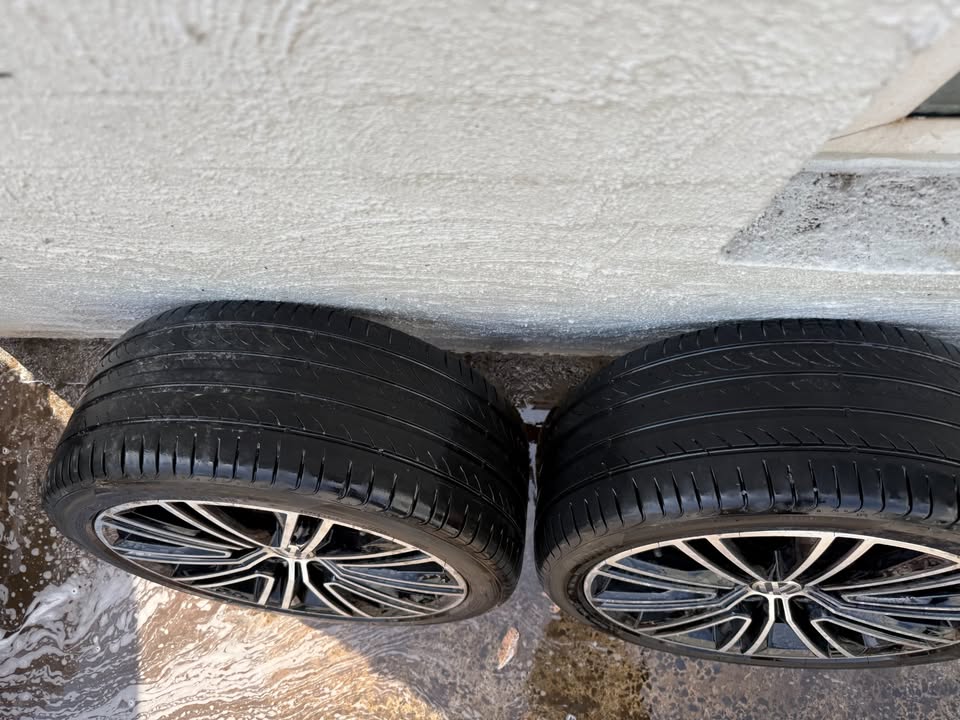 Volkswagen Passat 18" Alloy Wheels with Pirelli Tyres