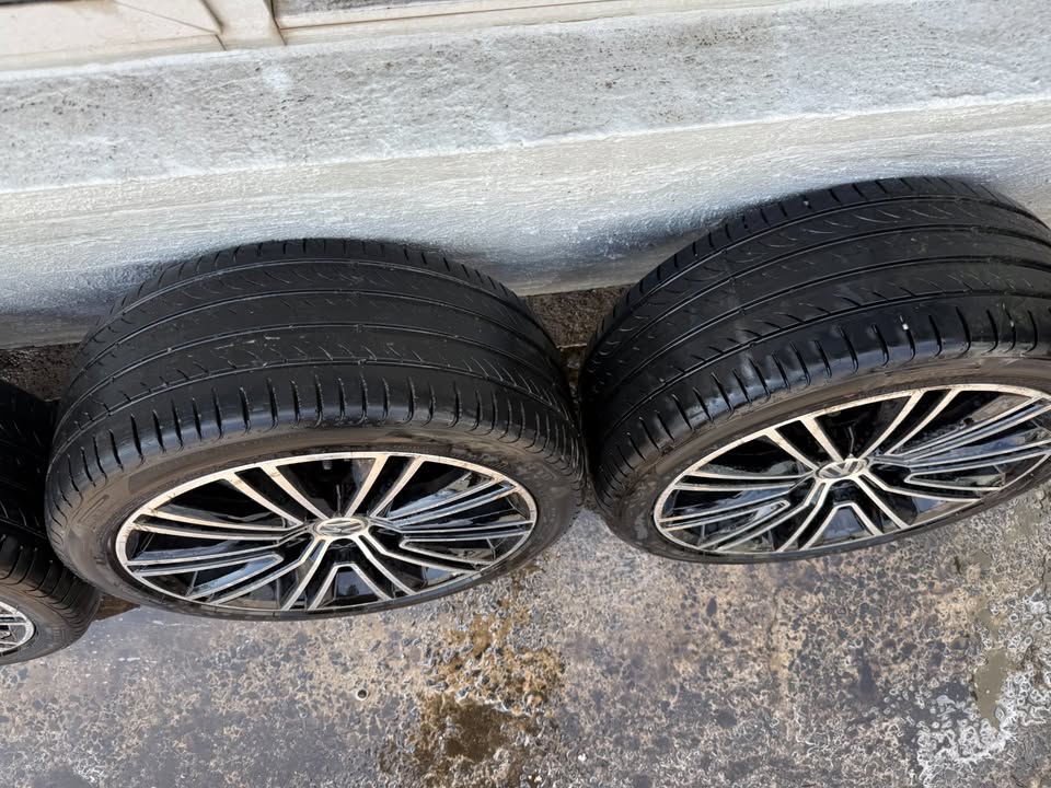 Volkswagen Passat 18" Alloy Wheels with Pirelli Tyres