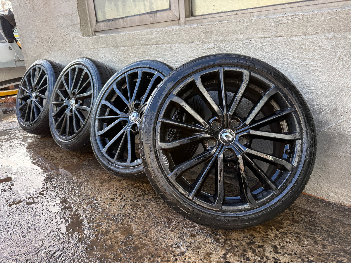 Renault Clio 18” Alloy Wheels with Good Tyres