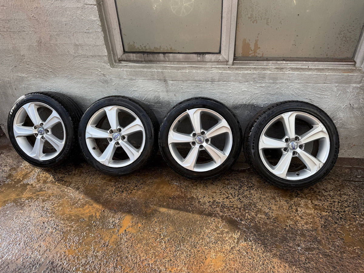 Volvo V40 17” Alloy Wheels with Good Tyres