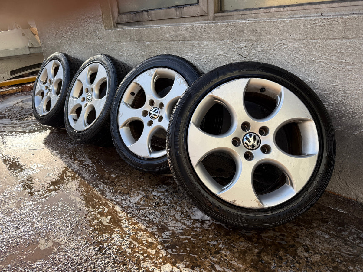 Volkswagen Golf 17” Alloy Wheels with Excellent Tyres