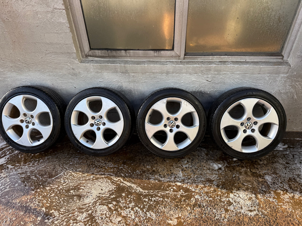 Volkswagen Golf 17” Alloy Wheels with Excellent Tyres