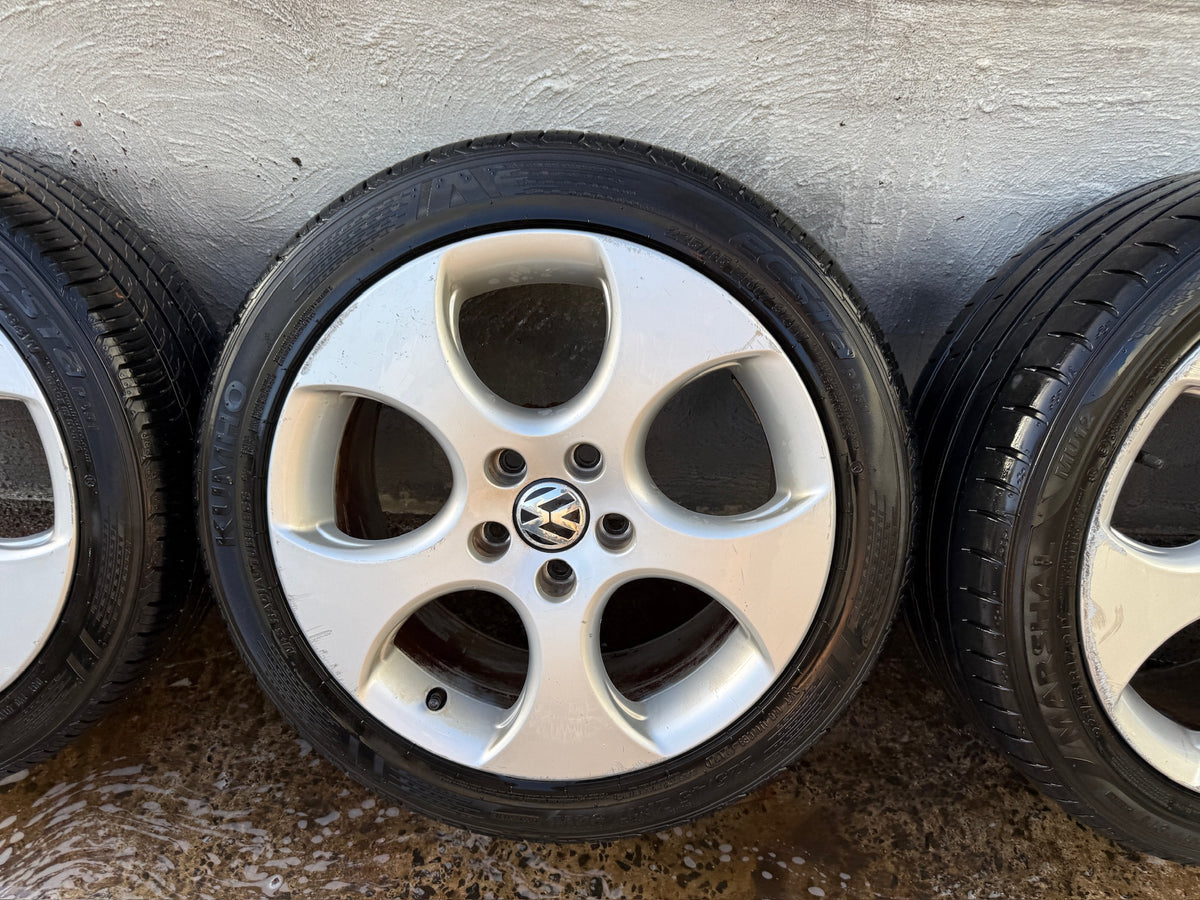 Volkswagen Golf 17” Alloy Wheels with Excellent Tyres