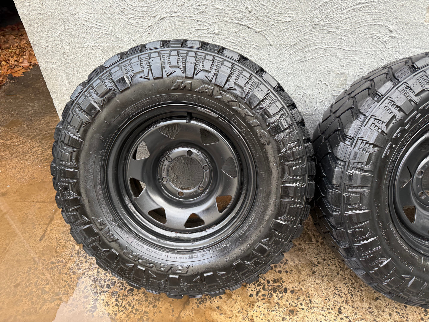 Maxxis Razr 32” M/T Tyres on 6 Stud Rims