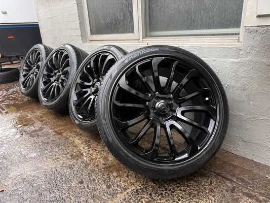 22” Black Alloy Wheels with Very Good Tyres