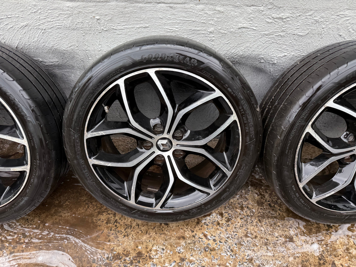Renault SM3 18” Alloy Wheels with Good Tyres