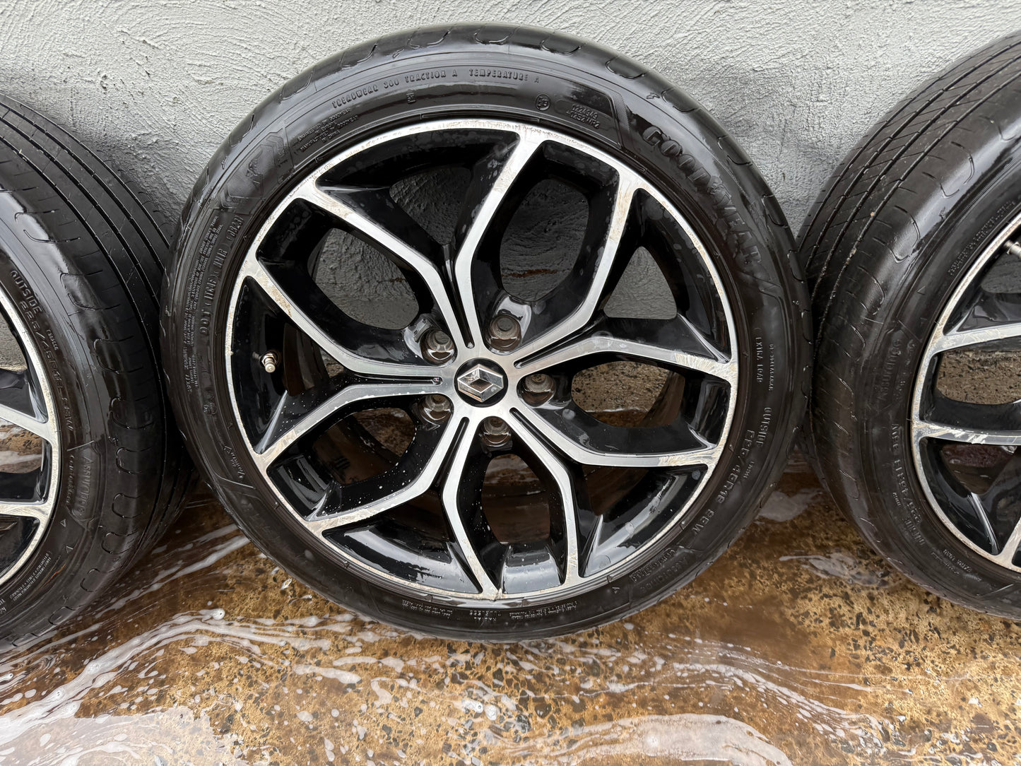 Renault SM3 18” Alloy Wheels with Good Tyres