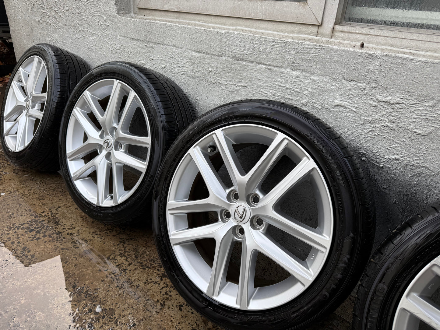 Lexus CT200 17” Alloy Wheels with Excellent Tyres