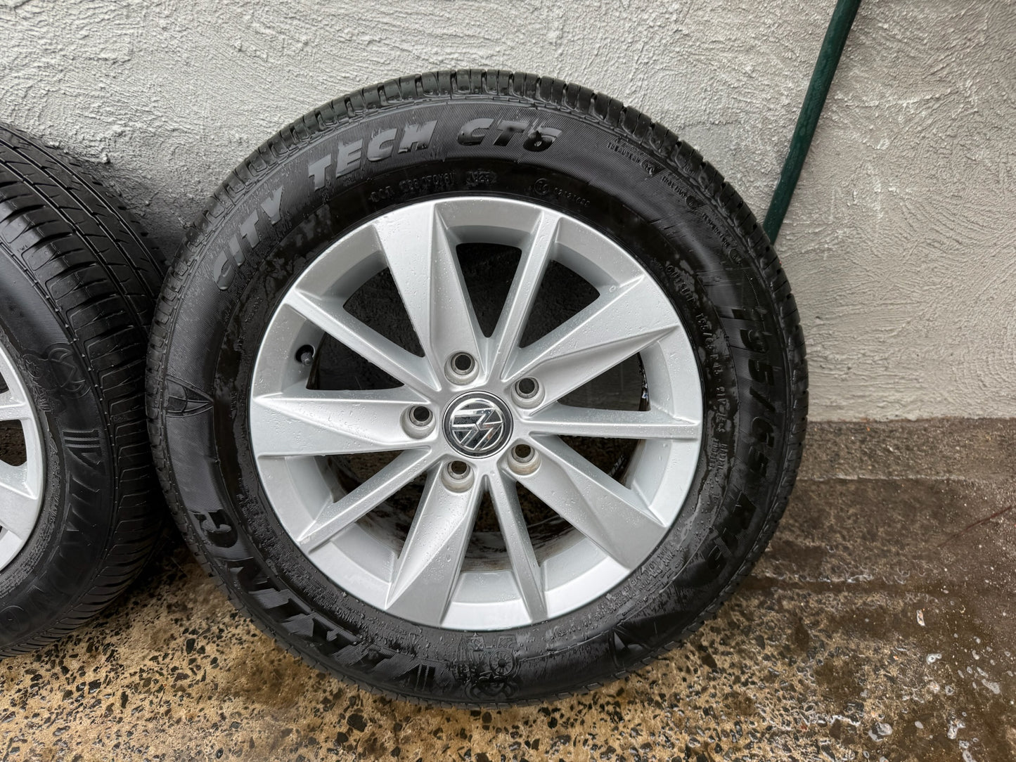 Volkswagen Golf 15” Alloy Wheels with Excellent Tyres