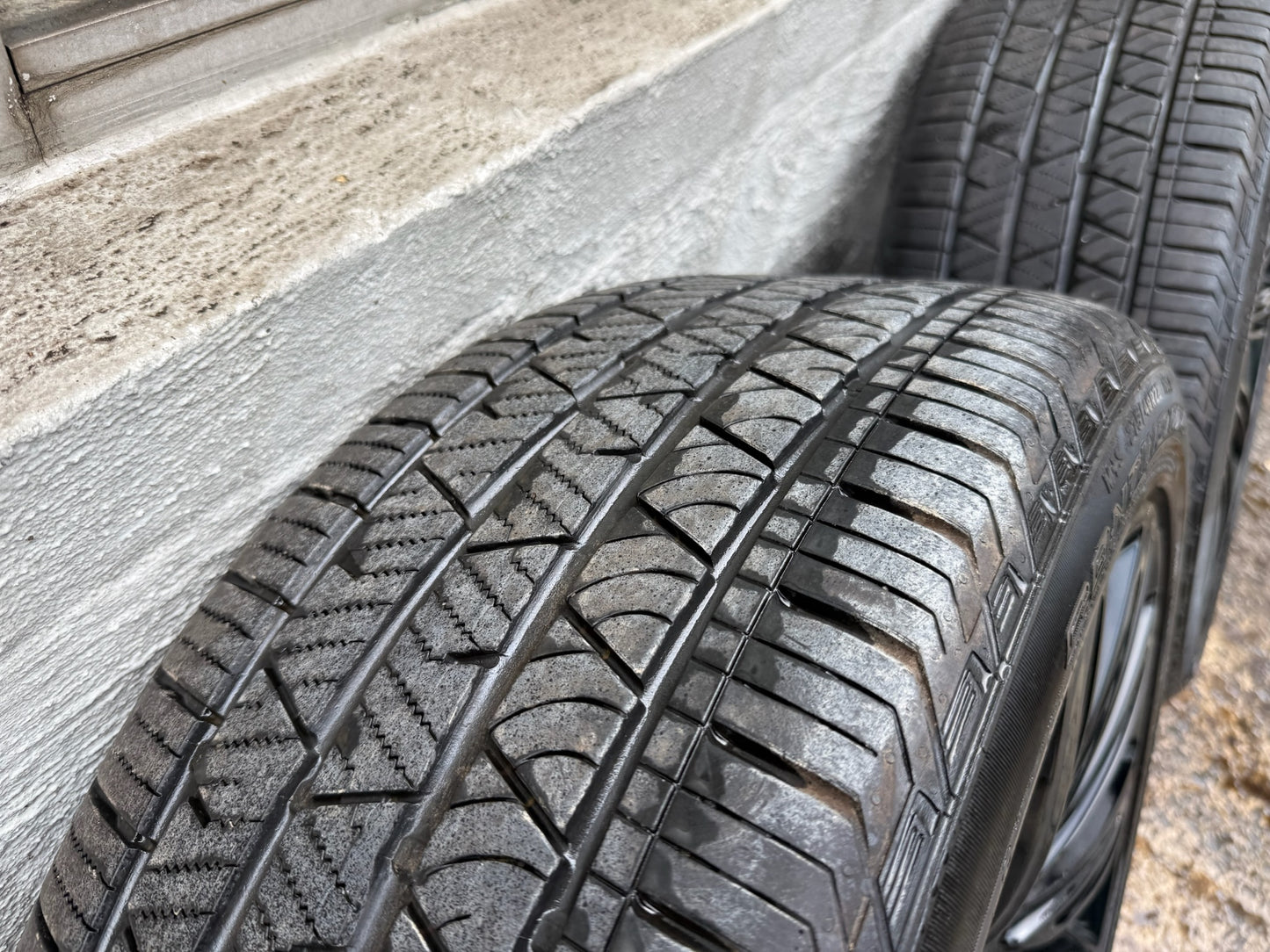 Land Rover Range Rover Sport 22” Alloy Wheels with Excellent Tyres