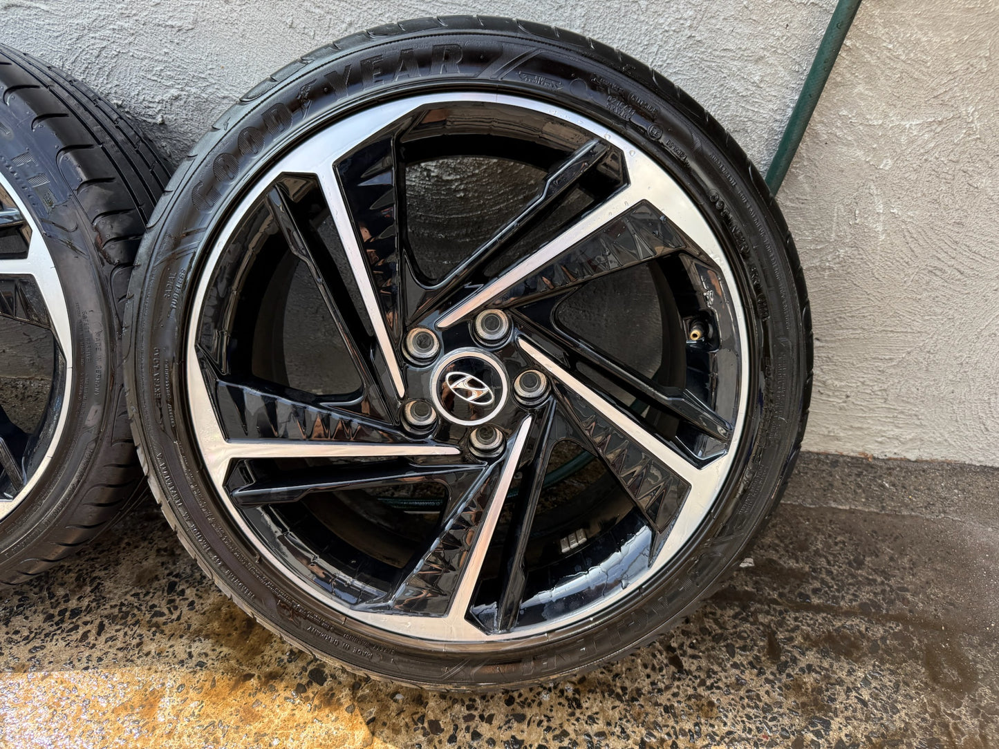 Hyundai Elantra 18” Alloy Wheels with Good Tyres