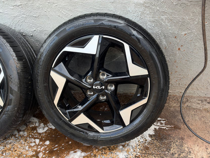 Kia Seltos 17” Alloy Wheels with Very Good Tyres.