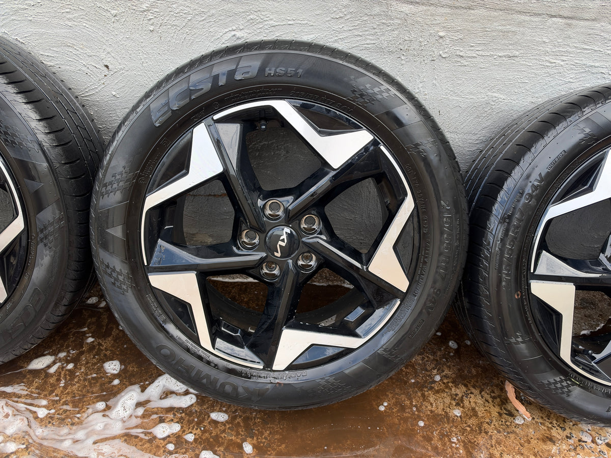 Kia Seltos 17” Alloy Wheels with Very Good Tyres.