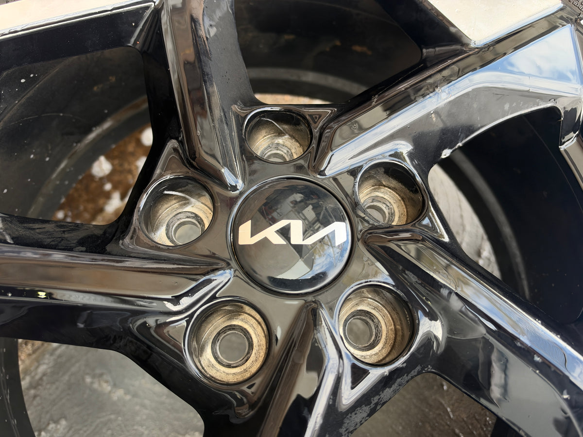 Kia Seltos 17” Alloy Wheels with Very Good Tyres.