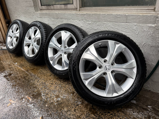 Honda CR-V 17” Alloy Wheels with Excellent Tyres